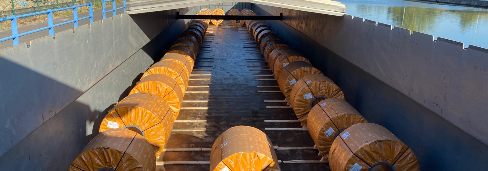 Een eerste proeflading coils bij het Logistiek Centrum Zwevegem langs het kanaal Kortrijk-Bossuit